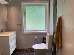 VångaLe Coq Heureux的一间带卫生间和窗户的浴室
