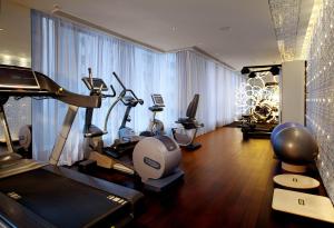 香港問月酒店的一间设有健身房的房间,里面设有健身器材