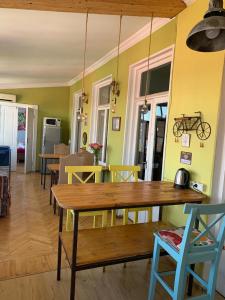 第比利斯Hostel ERA的一间设有桌子的用餐室和墙上的自行车