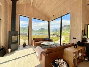 莱克内斯Atlantic Panorama Lofoten的带沙发和壁炉的客厅