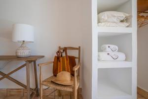 塞卡尔Vale da Cassiopeia的一间带椅子和一张带毛巾的桌子的房间
