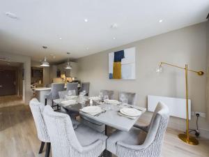 贝尔法斯特Bradbury Apartment on Lisburn Road by Lesley的一间配备有白色桌椅的用餐室