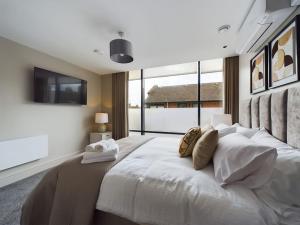 贝尔法斯特Bradbury Apartment on Lisburn Road by Lesley的卧室设有一张大白色的床和大窗户