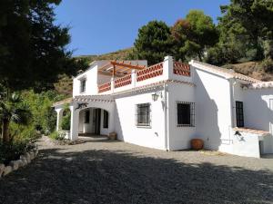 孔佩塔Casa Rural Las Adelfas的一座带车道的大型白色房屋