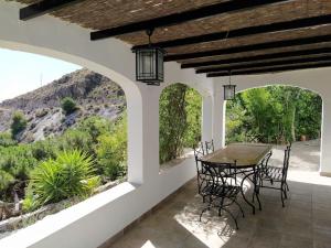 孔佩塔Casa Rural Las Adelfas的一个带桌椅的庭院和山地