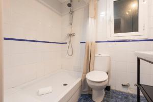 巴塞罗那HOSTAL BEDMATES的浴室配有卫生间、浴缸和水槽。