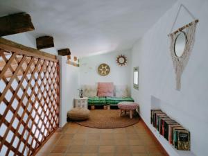 孔佩塔Casa Rural Las Adelfas的一间客厅,在房间内配有绿色长凳