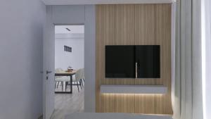 科孚镇Contessa Bianca Luxury Suites的客厅设有木墙,配有电视。