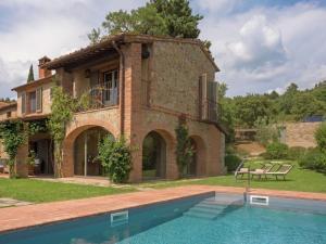 阿雷佐Ritzy Villa on a Wine Estate in Arezzo with Pool的大楼前带游泳池的房子
