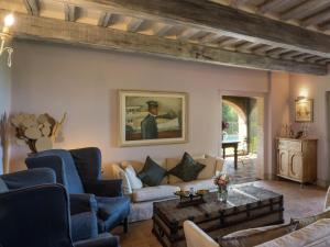 阿雷佐Ritzy Villa on a Wine Estate in Arezzo with Pool的客厅配有沙发和桌子
