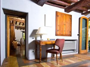 阿夸拉尼亚Pretty Holiday Home in Acqualagna with Swimming Pool的一个带桌子和椅子的家庭办公室