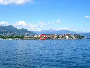 斯特雷萨Enticing Apartment in Stresa with Balcony Lake Views的水体中红薯条