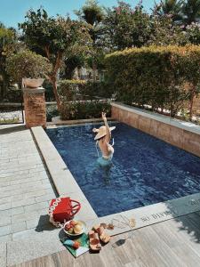 三亚三亚海棠湾JW万豪度假酒店(西班牙风情+迷你吧）的水中一个人在游泳池中的女人