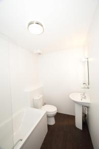 斯托诺韦皇冠宾馆的白色的浴室设有卫生间和水槽。
