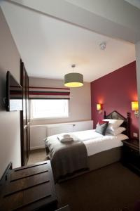 斯托诺韦皇冠宾馆的一间卧室设有一张大床和一个窗户。