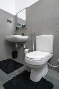 康提Regent Heights的浴室配有白色卫生间和盥洗盆。