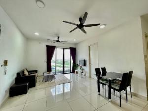 巴特沃思Entire Condominium @ Woodsburry Butterworth Penang的客厅配有吊扇和桌子
