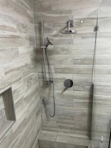 吕德里茨The Oasis Accommodation的浴室内配有淋浴和头顶淋浴