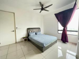 巴特沃思Entire Condominium @ Woodsburry Butterworth Penang的一间卧室配有一张床和吊扇