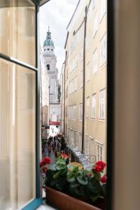 萨尔茨堡Altstadt-App. Domblick!的从城市街道的窗户欣赏风景