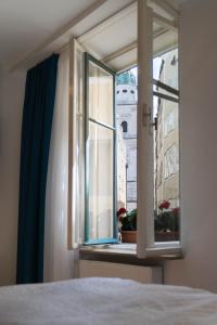 萨尔茨堡Altstadt-App. Domblick!的卧室窗户,享有建筑景致
