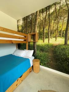 LerínEntheos的一间卧室设有一张床和一个树木繁茂的窗户