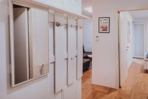 萨格勒布Z'Argette Apartment - Free Parking @ Zagrebacka C.的一间设有白色橱柜和墙上镜子的房间