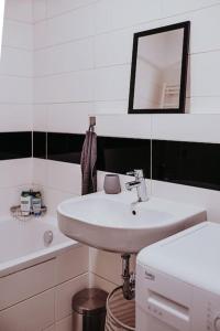 萨格勒布Z'Argette Apartment - Free Parking @ Zagrebacka C.的白色的浴室设有水槽和镜子