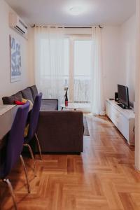 萨格勒布Z'Argette Apartment - Free Parking @ Zagrebacka C.的客厅配有沙发和桌子