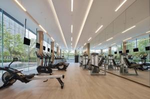 杭州杭州良渚洲际酒店的健身房设有跑步机和椭圆机