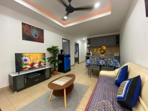苏梅岛Crystal Bay Tropical Residence的带沙发、电视和桌子的客厅