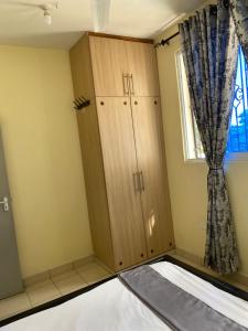 蒙巴萨Kwetu House的客房设有衣柜和窗户。