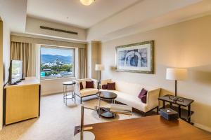 熊本日航熊本酒店的客厅配有沙发和桌子