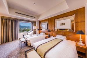 熊本日航熊本酒店的酒店客房设有两张床和窗户。