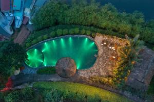 枚州县Mai Chau Hideaway Lake Resort的享有游泳池的顶部景色