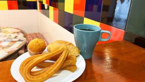 马德里马德里之路旅馆的一块带薄饼和咖啡的食品