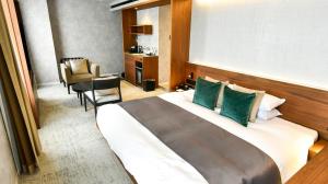 熊本熊本城酒店的酒店客房配有一张带绿色枕头的大床