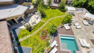 福尔加里亚Blu Hotel Natura & Spa - Adults Only的后院的空中景观,设有游泳池