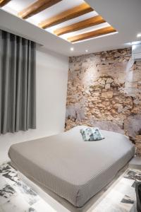纳克索乔拉卡捷琳娜罗扎公寓的石墙房间内的一张床位