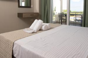 库鲁塔Apanemo Kourouta Luxury Double Room的酒店客房,配有带毛巾的床