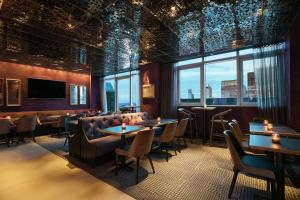 纽约纽约时代广场凯悦中心酒店的餐厅设有桌椅和窗户。