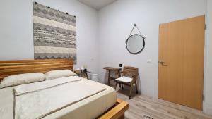 泰安乡山林間 - 露營 旅居 Camping & BNB in forests的一间卧室配有一张床、镜子和门