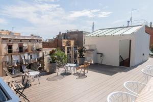 巴塞罗那Aticco Living Gràcia - Apartments Rooftop的屋顶上带桌椅的阳台