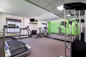 默特尔比奇默特尔比奇百老汇地区拉金塔旅馆及套房的一间健身房,里面配有几台跑步机