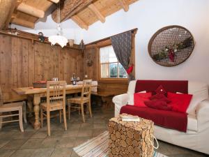 贝拉蒙特Typical Cottage in Bellamonte Italy with bubble bath的客厅配有沙发和桌子