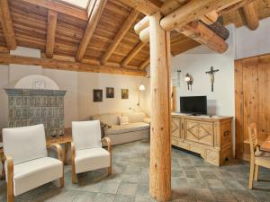 贝拉蒙特Typical Cottage in Bellamonte Italy with bubble bath的带沙发和电视的客厅