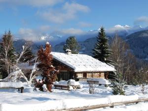 贝拉蒙特Typical Cottage in Bellamonte Italy with bubble bath的山底雪中小屋