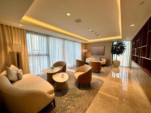 迪拜Lux BnB Act-1 Tower I Boulevard Views的酒店大堂设有沙发、椅子和桌子。
