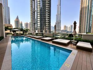 迪拜Lux BnB Act-1 Tower I Boulevard Views的建筑物屋顶上的游泳池