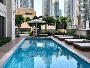 迪拜Lux BnB Act-1 Tower I Boulevard Views的一座高楼内的游泳池